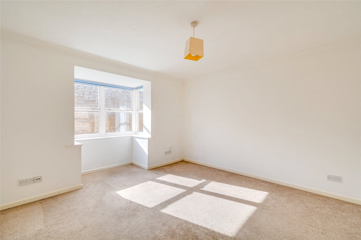 1 bedroom flat, Dovecote Gardens, London SW14