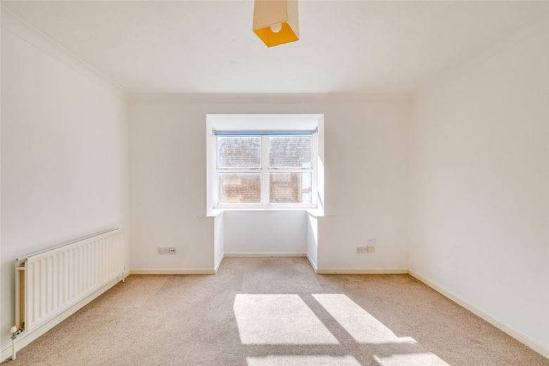 1 bedroom flat, Dovecote Gardens, London SW14 - Available