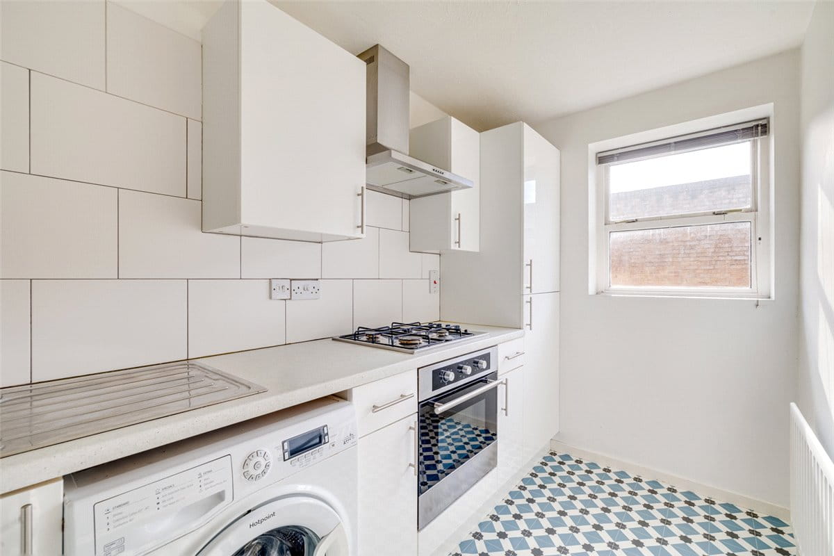 1 bedroom flat, Dovecote Gardens, London SW14