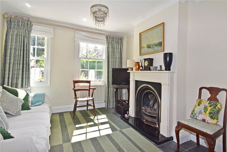 2 bedroom cottage, Field View Cottage, Craig Road TW10 - Let Agreed