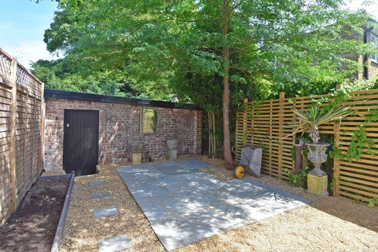 2 bedroom cottage, Field View Cottage, Craig Road TW10 - Let Agreed