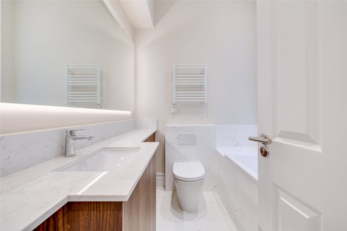 2 bedroom flat, Petersham Road, Richmond TW10 - Let Agreed