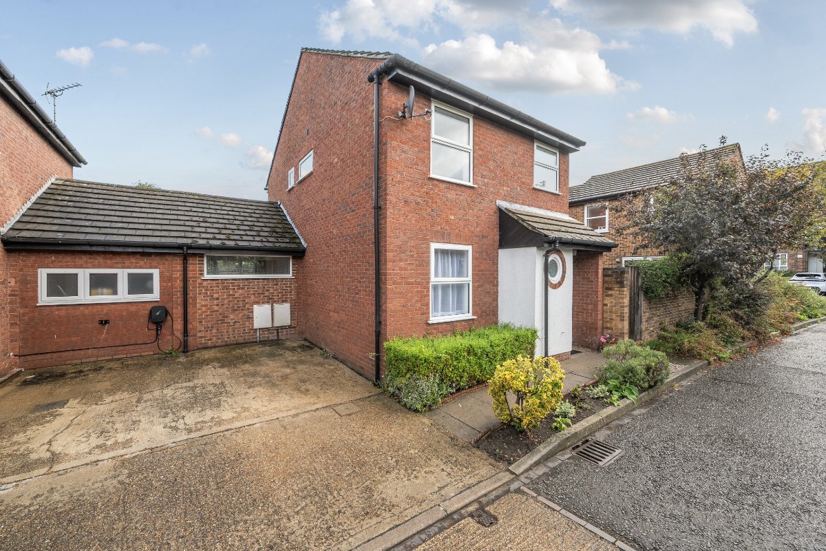 4 bedroom house, Fisherman Close, Richmond TW10 - Available