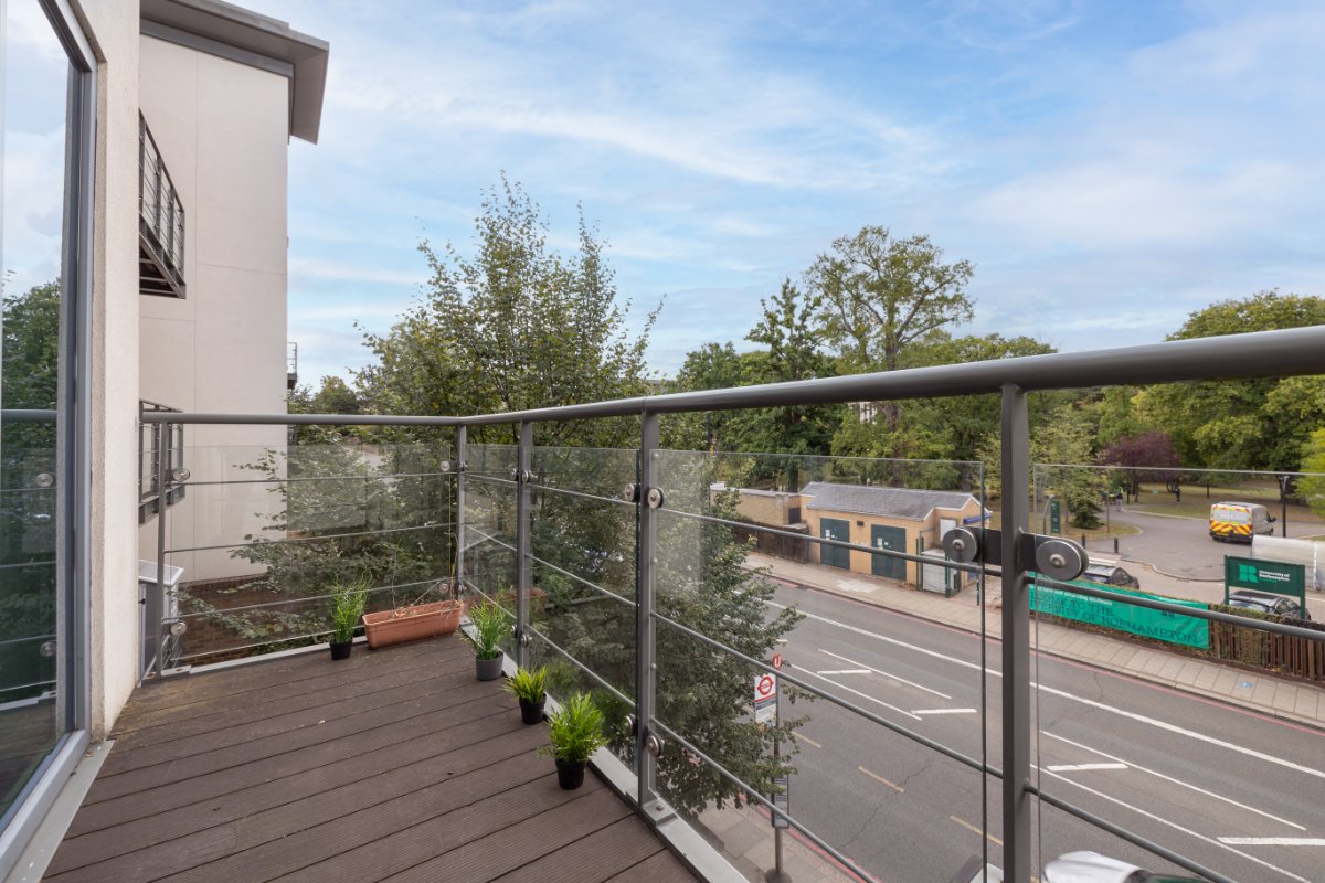 2 bedroom flat, Roehampton Lane, London SW15 - Available