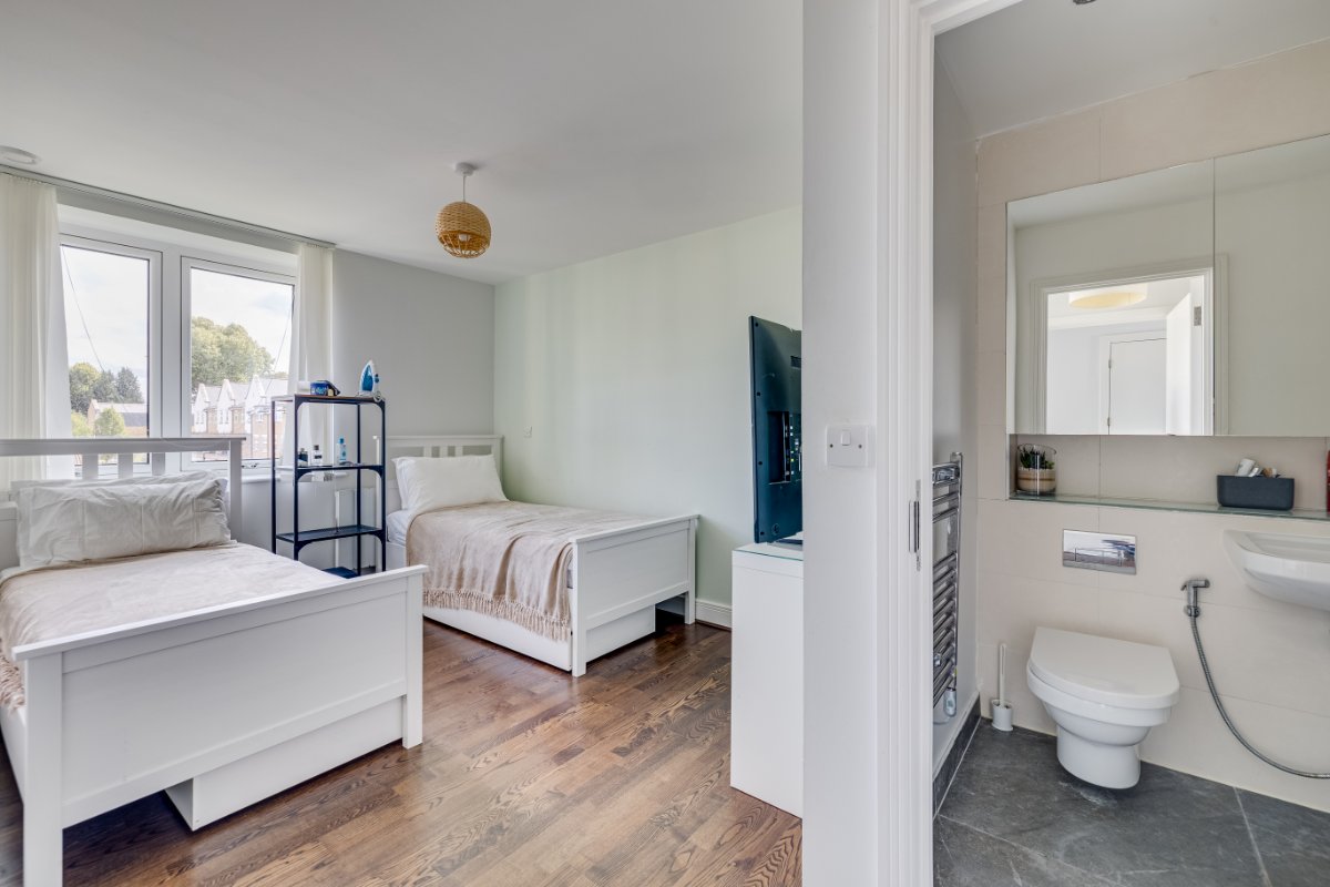 2 bedroom flat, Roehampton Lane, London SW15 - Available