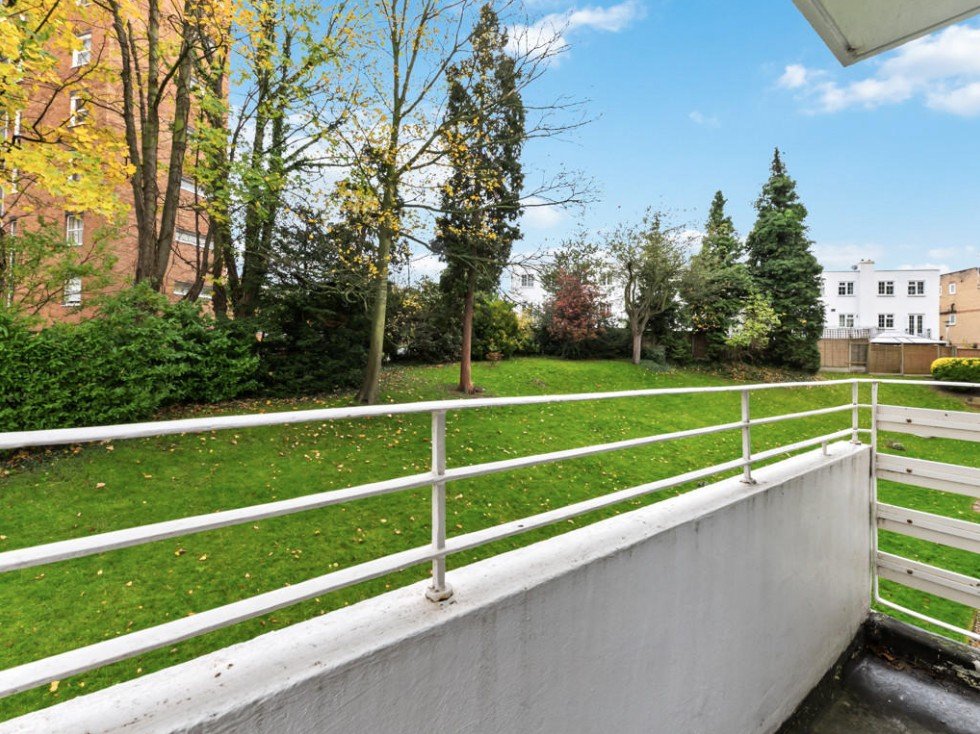 2 bedroom flat, Eaton Drive, Kingston upon Thames KT2 - Let Agreed