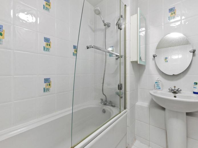 2 bedroom flat, Eaton Drive, Kingston upon Thames KT2 - Let Agreed