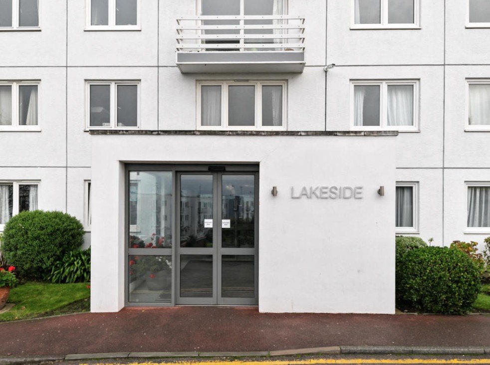 2 bedroom flat, Eaton Drive, Kingston upon Thames KT2 - Let Agreed