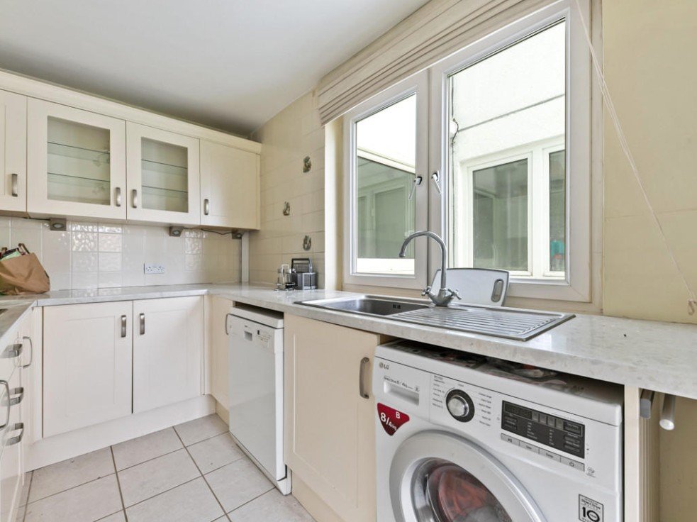 2 bedroom flat, Eaton Drive, Kingston upon Thames KT2 - Let Agreed