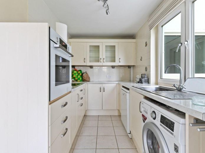2 bedroom flat, Eaton Drive, Kingston upon Thames KT2 - Let Agreed