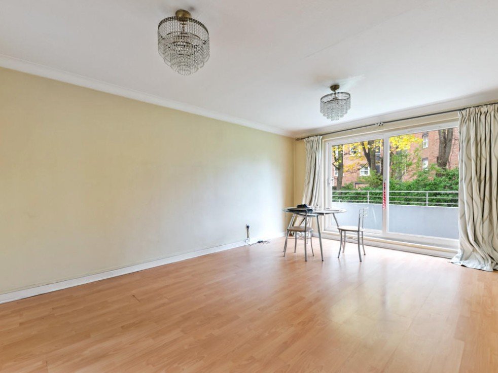 2 bedroom flat, Eaton Drive, Kingston upon Thames KT2 - Let Agreed