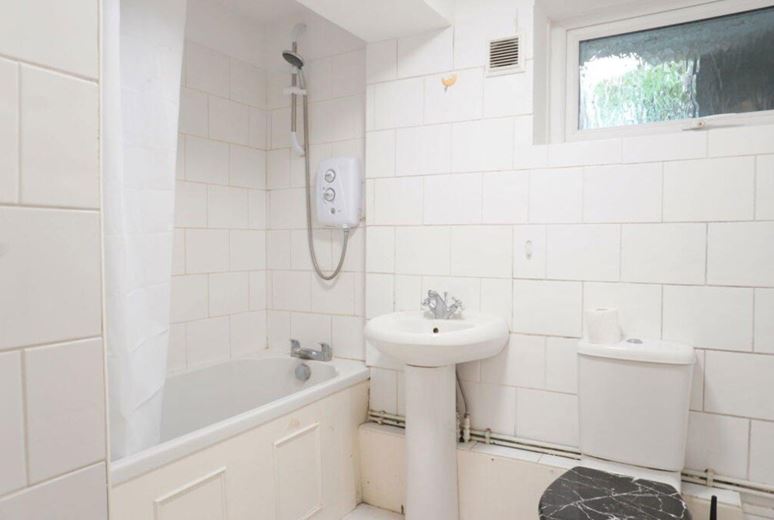 1 bedroom flat, Portsmouth Road, Esher KT10 - Available