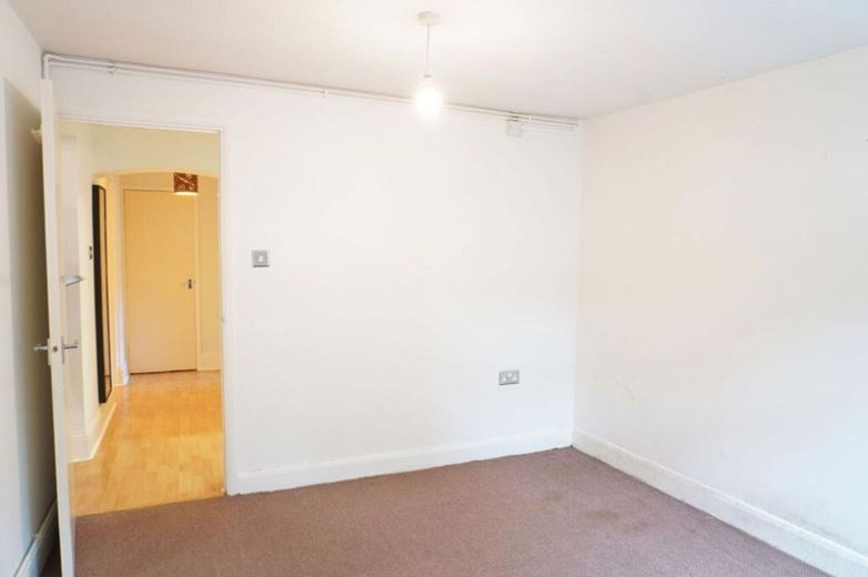 1 bedroom flat, Portsmouth Road, Esher KT10 - Available