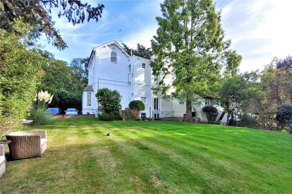 1 bedroom flat, Portsmouth Road, Esher KT10 - Available