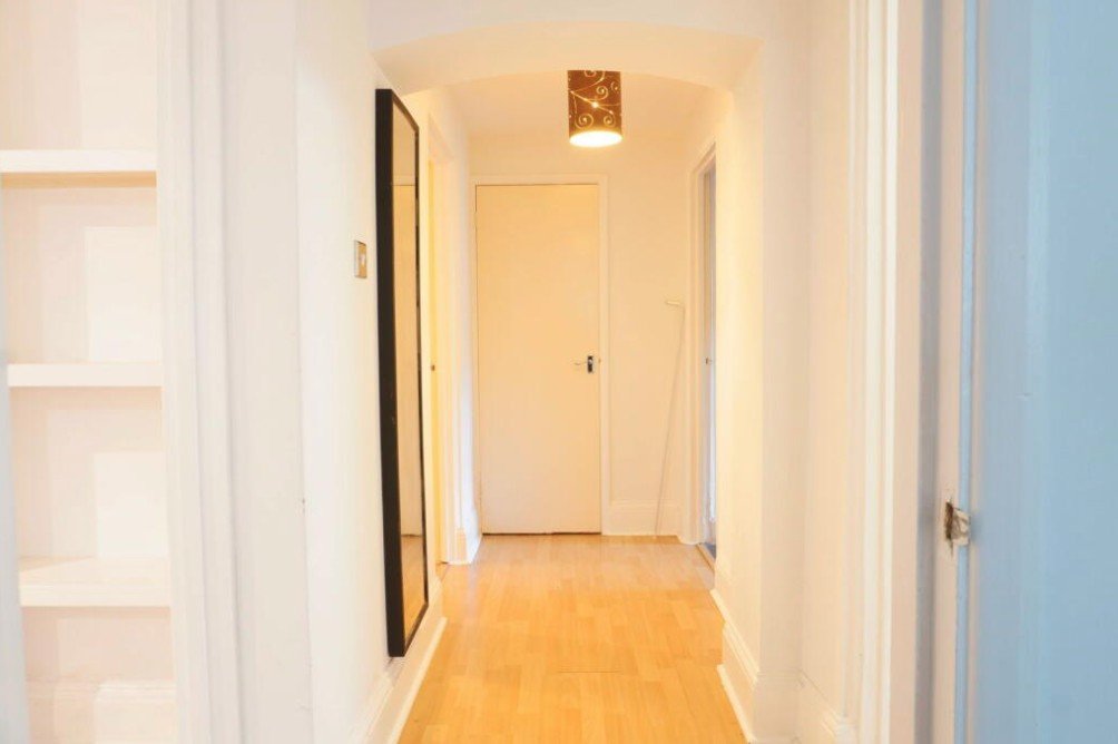 1 bedroom flat, Portsmouth Road, Esher KT10 - Available