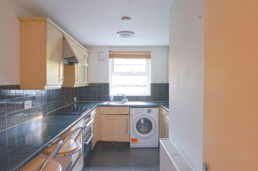 1 bedroom flat, Portsmouth Road, Esher KT10 - Available