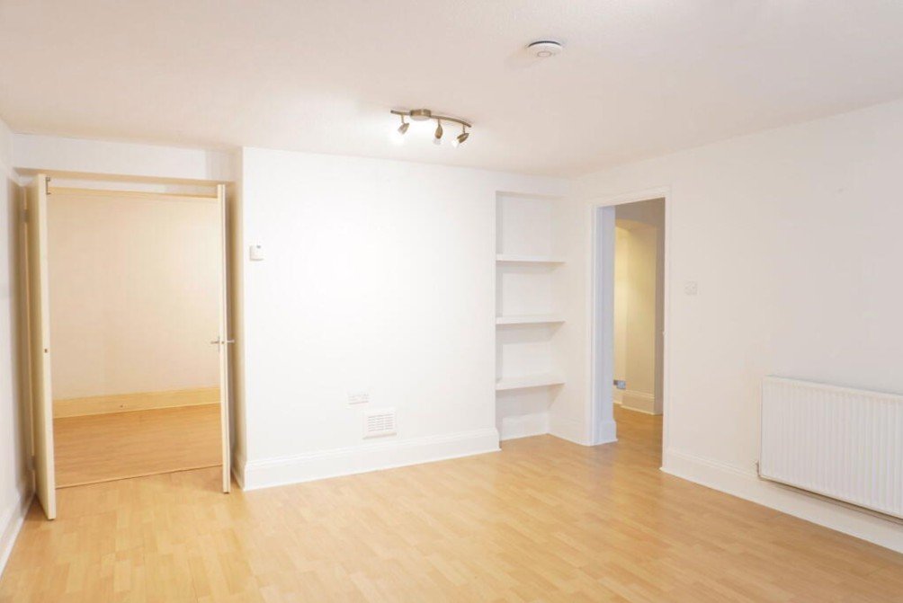 1 bedroom flat, Portsmouth Road, Esher KT10 - Available