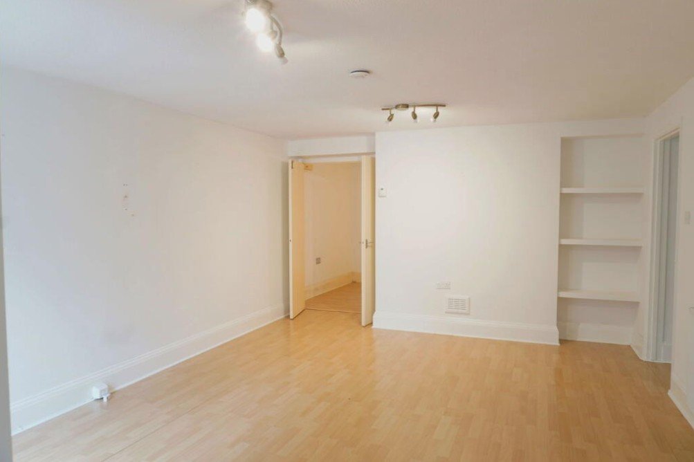 1 bedroom flat, Portsmouth Road, Esher KT10 - Available