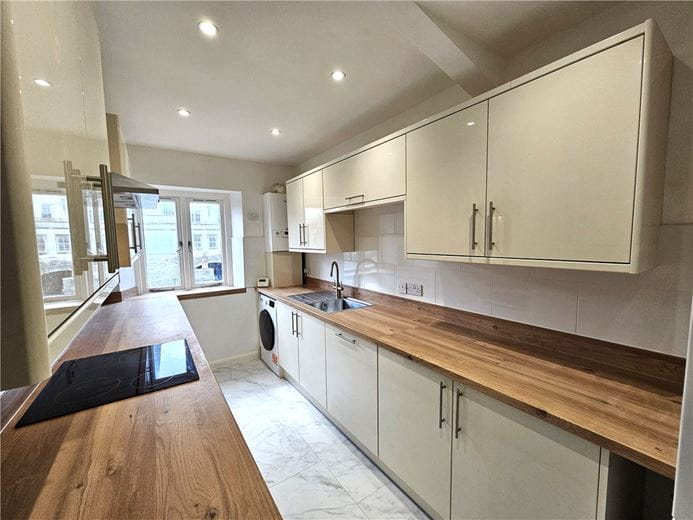 3 bedroom flat, Caxton Court, Grove Street BA2 - Available
