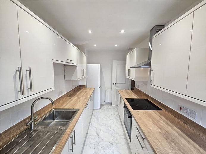 3 bedroom flat, Caxton Court, Grove Street BA2 - Available