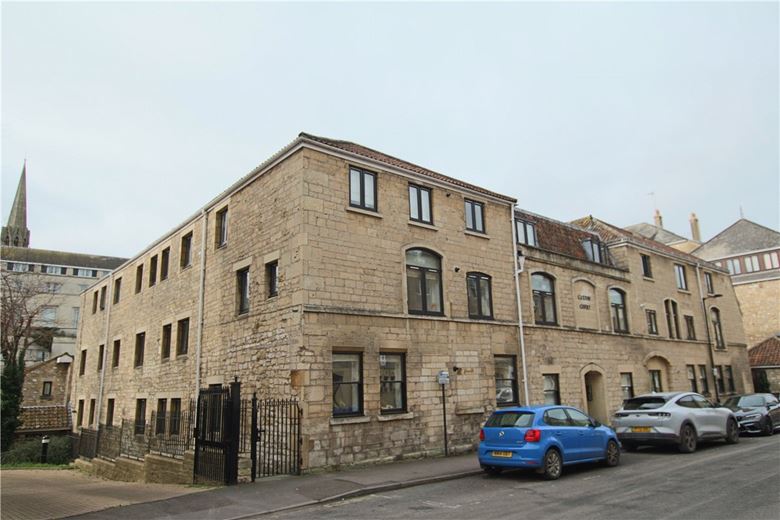 3 bedroom flat, Caxton Court, Grove Street BA2 - Available