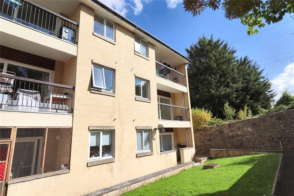 2 bedroom flat, High Street, Weston BA1 - Available