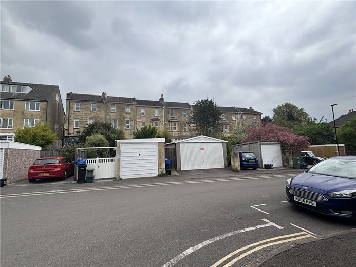 2 bedroom flat, Kennington Road, Bath BA1 - Available