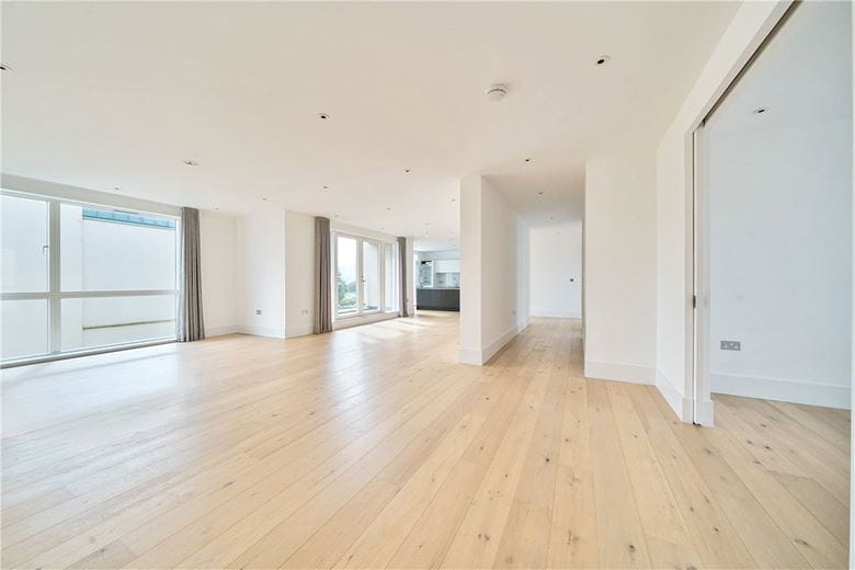 3 bedroom flat, Granville Court, Granville Road BA1 - Available