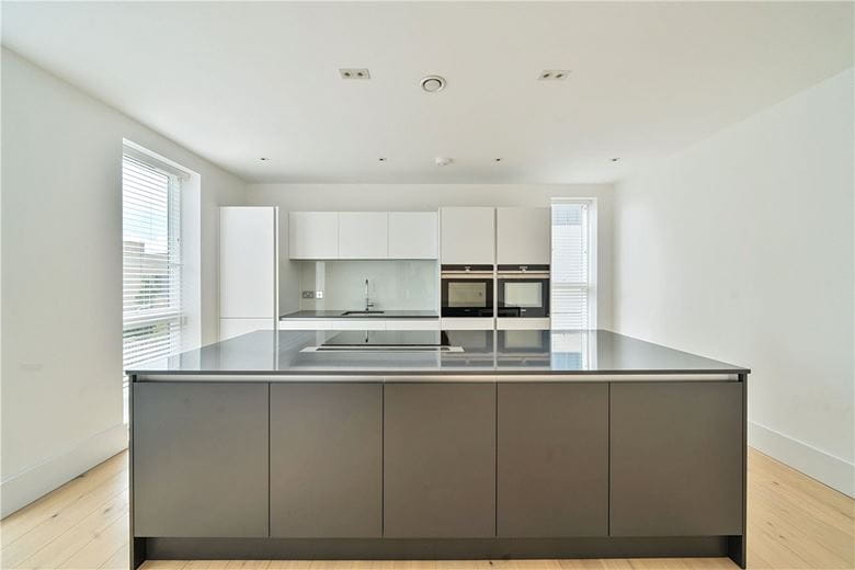 3 bedroom flat, Granville Court, Granville Road BA1 - Available