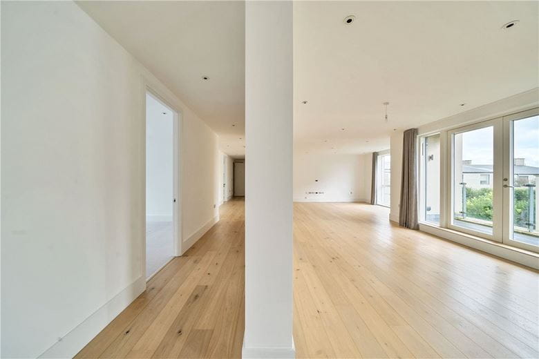3 bedroom flat, Granville Court, Granville Road BA1 - Available