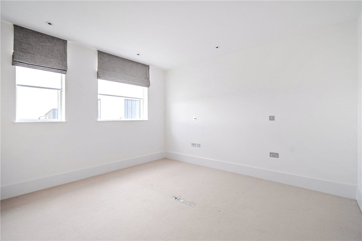 2 bedroom flat, Granville Court, Granville Road BA1 - Available