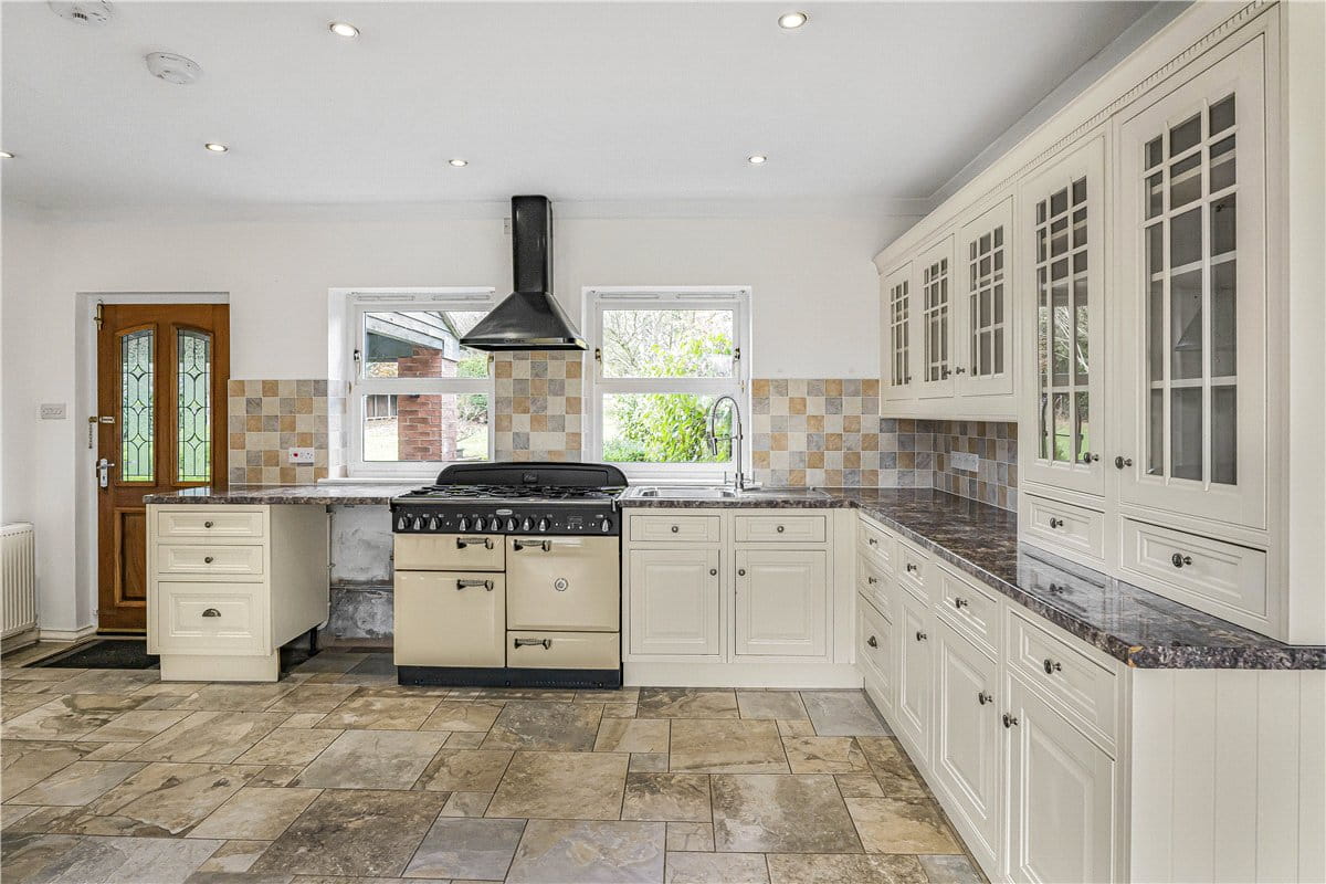 3 bedroom house, Vicarage Road, Stoneleigh CV8 - Available