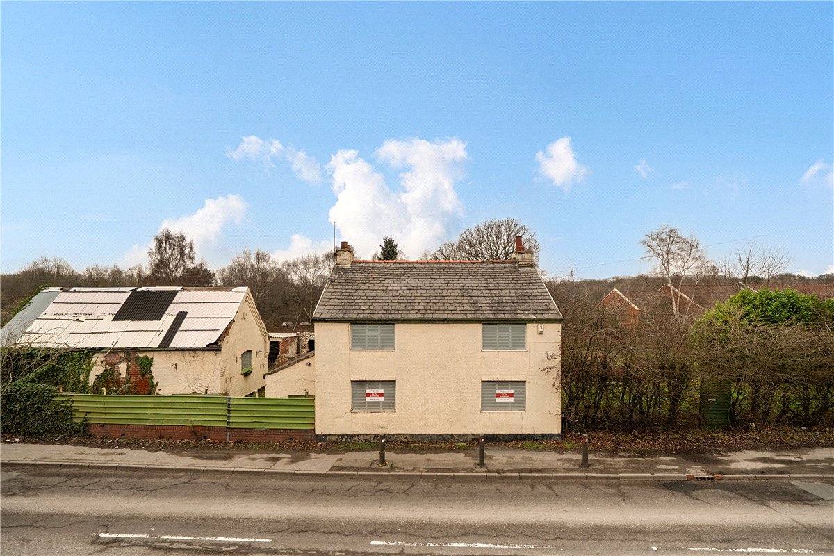 1.2 acres House, Chester Road, Preston Brook WA7 - Available