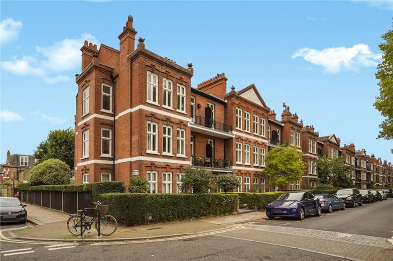 3 bedroom flat, Bishops Mansions, Fulham SW6 - Available