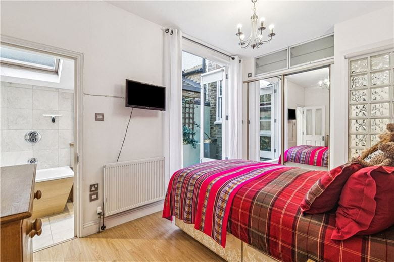 2 bedroom flat, Wingrave Road, London W6 - Available