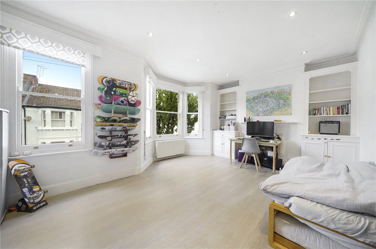 3 bedroom flat, Bronsart Road, Fulham SW6 - Available