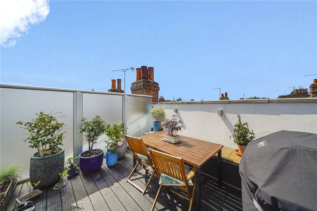 3 bedroom flat, Bronsart Road, Fulham SW6 - Available