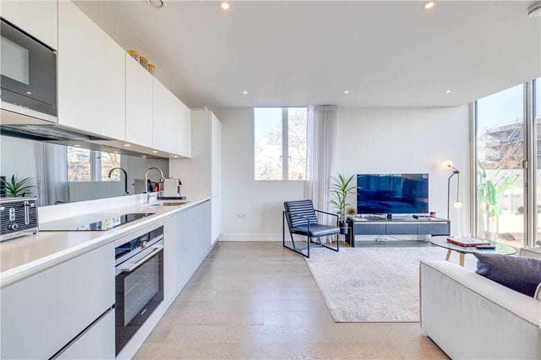 3 bedroom flat, Hannell Road, London SW6 - Available