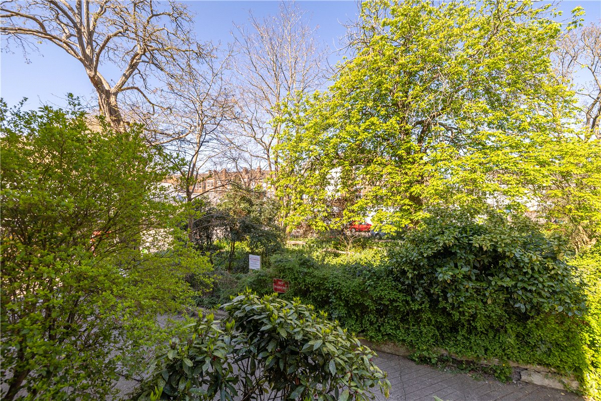 2 bedroom flat, Colehill Gardens, Fulham Palace Road SW6 - Available