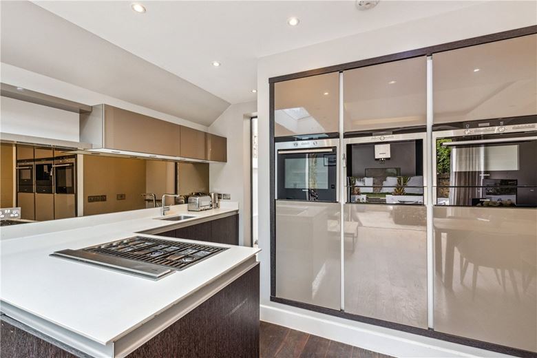 2 bedroom flat, Gowan Avenue, London SW6 - Available