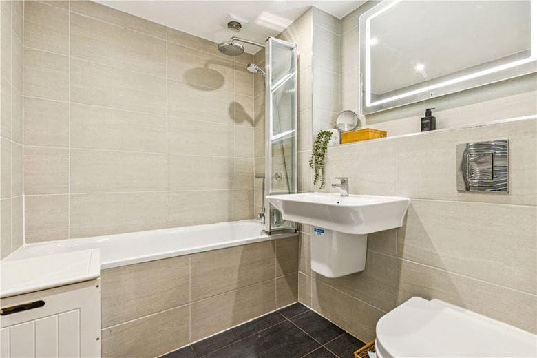 2 bedroom flat, Stevenage Road, London SW6 - Available