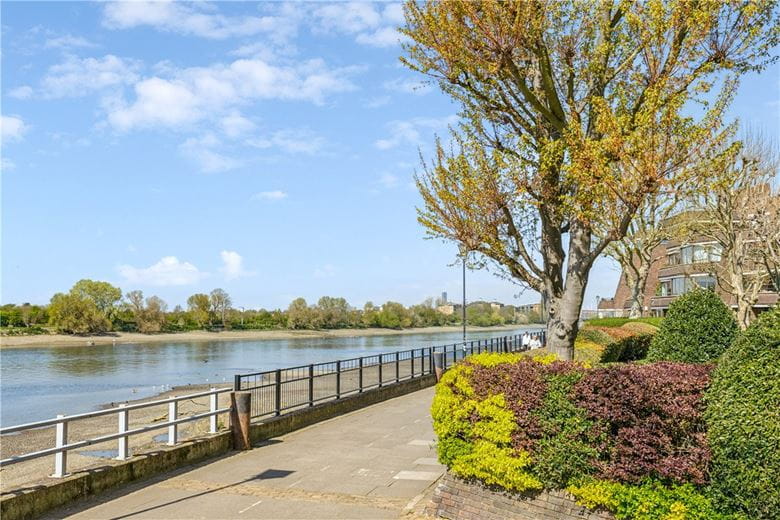 2 bedroom flat, Stevenage Road, London SW6 - Available