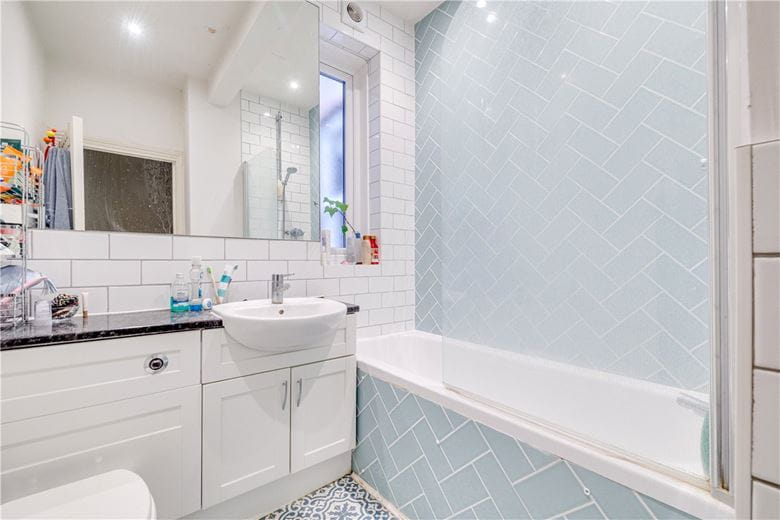 2 bedroom flat, Vera Road, London SW6 - Available