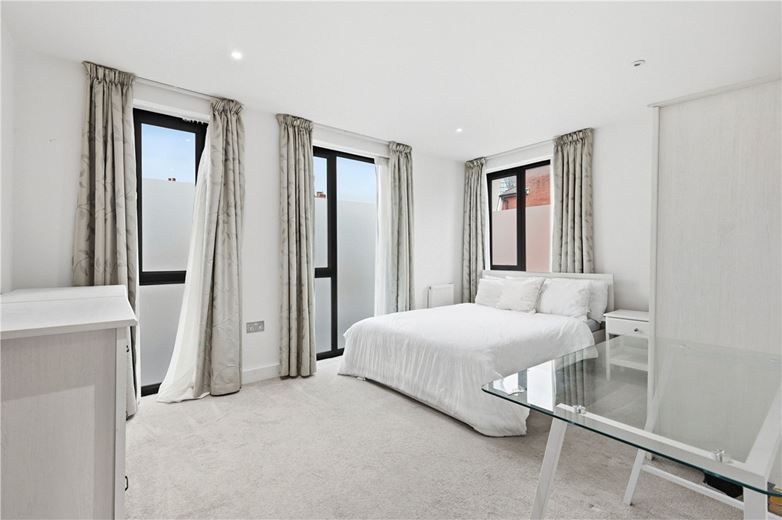 3 bedroom flat, Lillie Road, London SW6 - Available