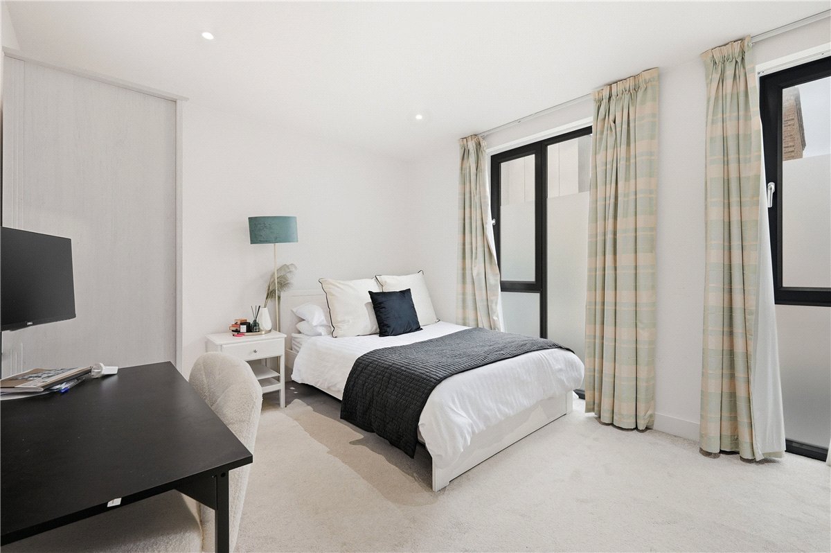 3 bedroom flat, Lillie Road, London SW6 - Available