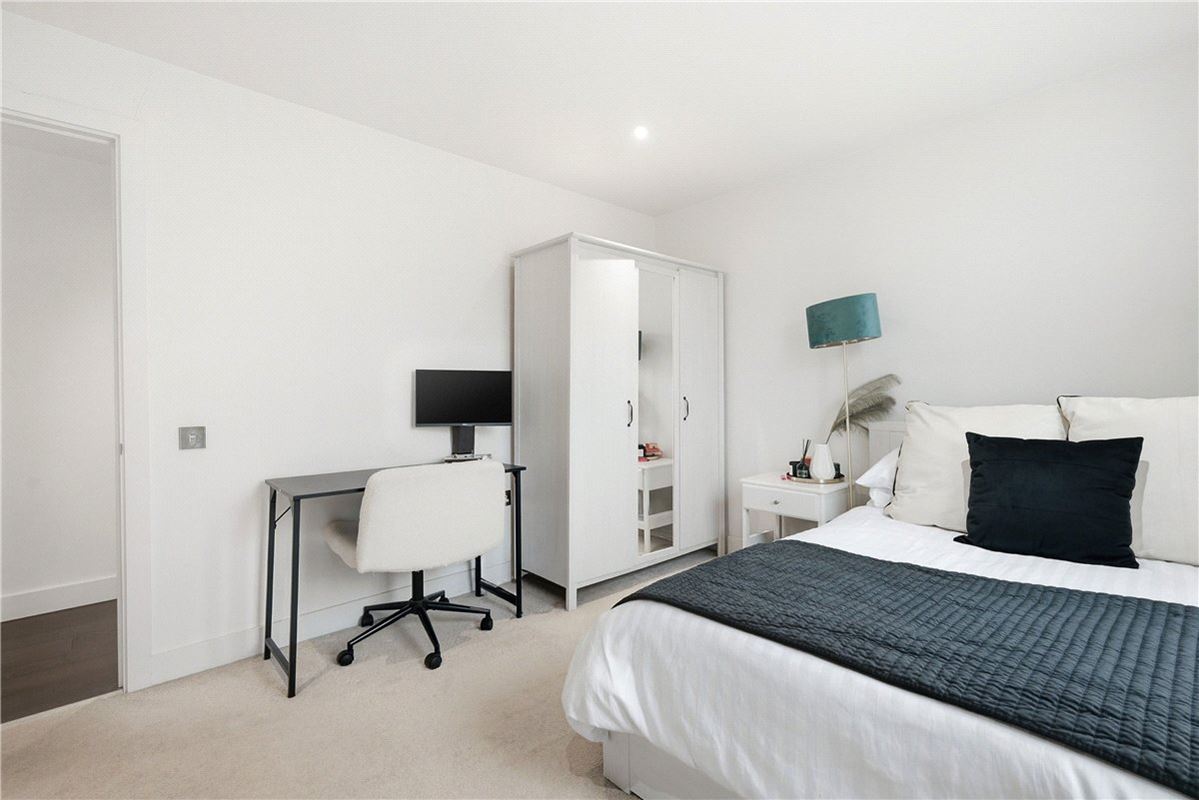 3 bedroom flat, Lillie Road, London SW6 - Available