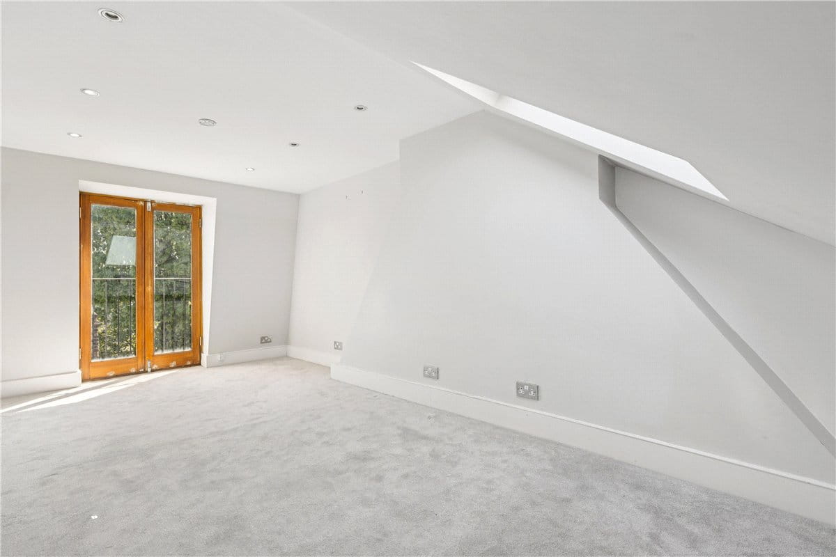 3 bedroom flat, Kenyon Street, London SW6 - Available