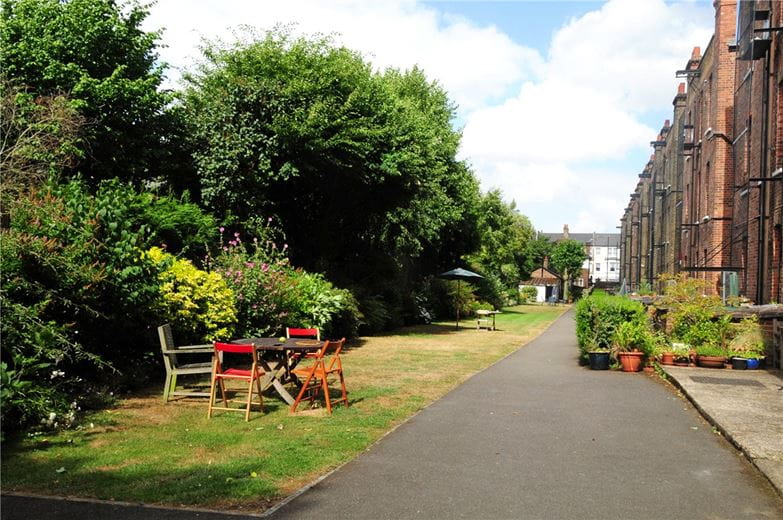 3 bedroom flat, Bishops Mansions, Bishops Park Road SW6 - Available