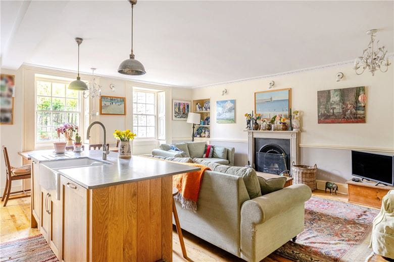 3 bedroom maisonette, Queens Parade, Bath BA1 - Available