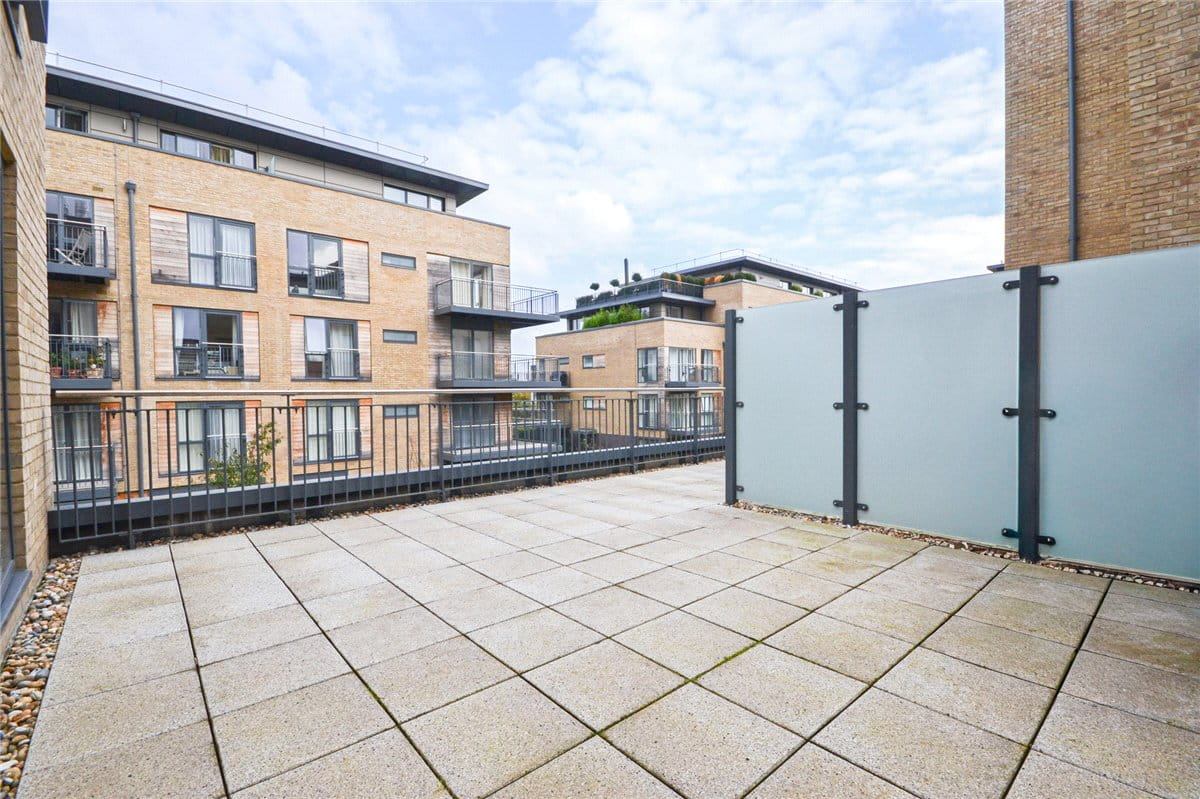 2 bedroom flat, Newton Court, Kingsley Walk CB5 - Let Agreed